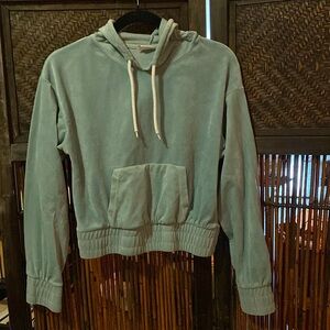 Medium (7/9) juniors No Boundaries cropped sweatshirt. Velvety shimmery material